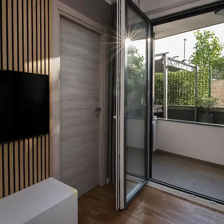 Lux Anya - Private Garden & Garage Space Split