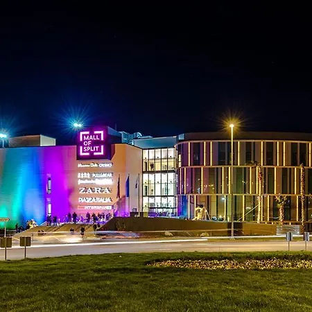 Lux Anya - Private Garden & Garage Space