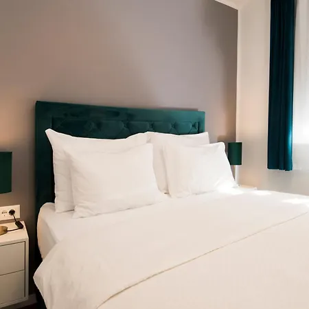 Lux Anya - Private Garden & Garage Space *